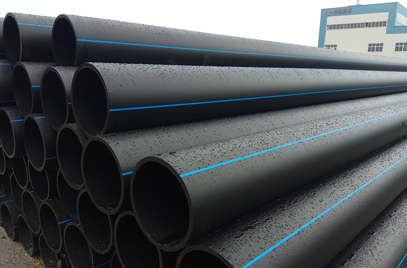 雨後的pe給水管